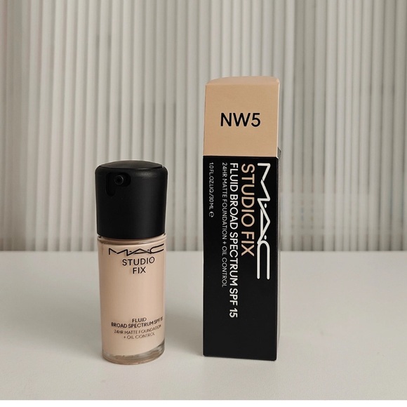 MAC Cosmetics Studio Fix Fluid Spectrum SPF 15 Color-NW5